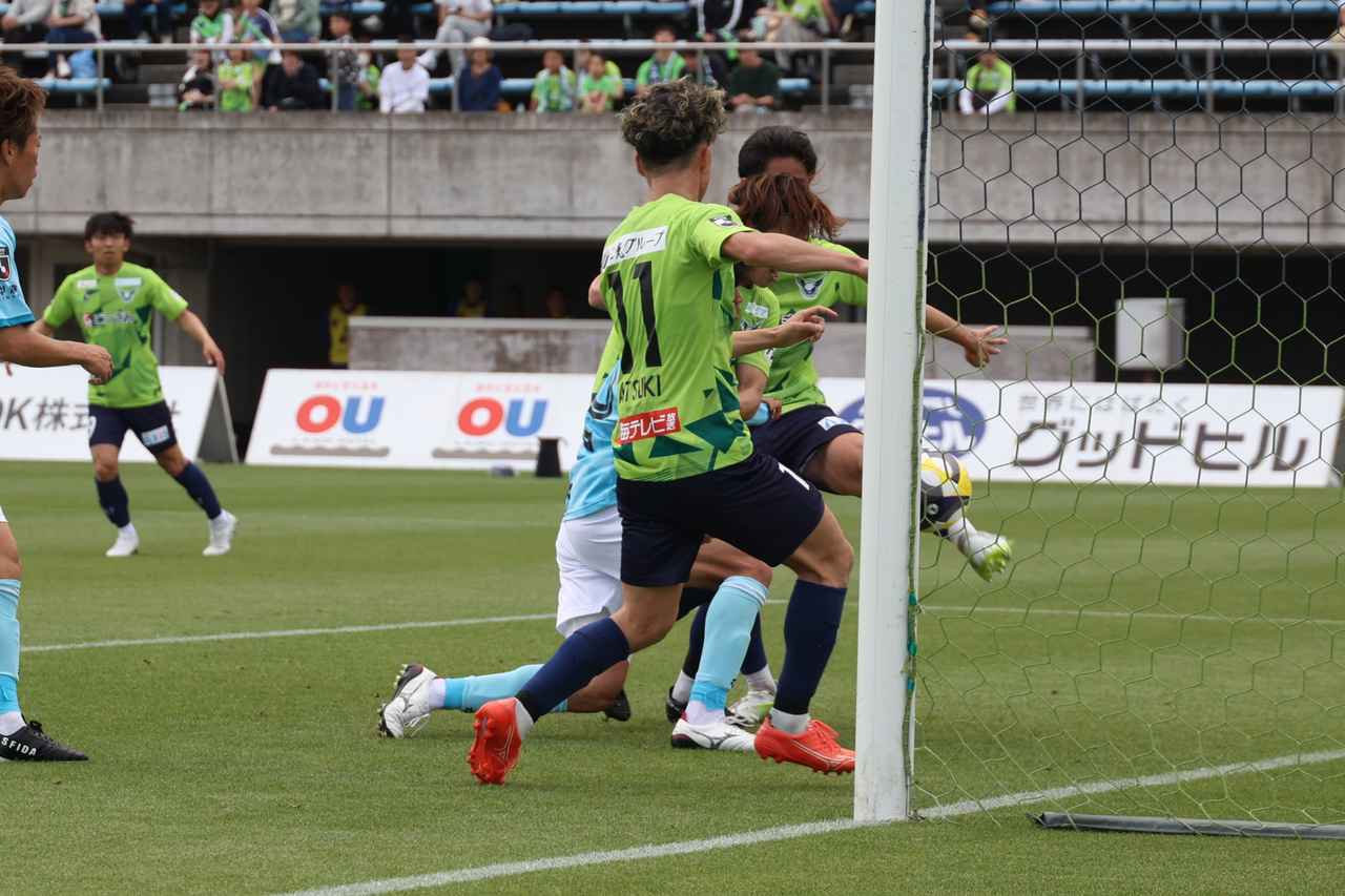 画像 : 5番目の画像 - 【写真】永野のスーパークリアの連続写真。詰めてくる敵とブロックする味方に当たらないように、左足で上に向けてクリアした（写真◎石倉利英） - サッカーマガジンWEB