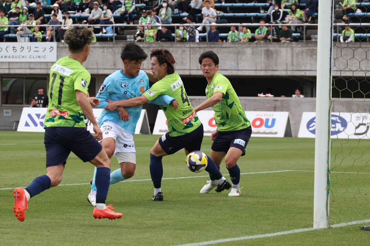 画像 : 1番目の画像 - 【写真】永野のスーパークリアの連続写真。詰めてくる敵とブロックする味方に当たらないように、左足で上に向けてクリアした(写真◎石倉利英) - サッカーマガジンWEB