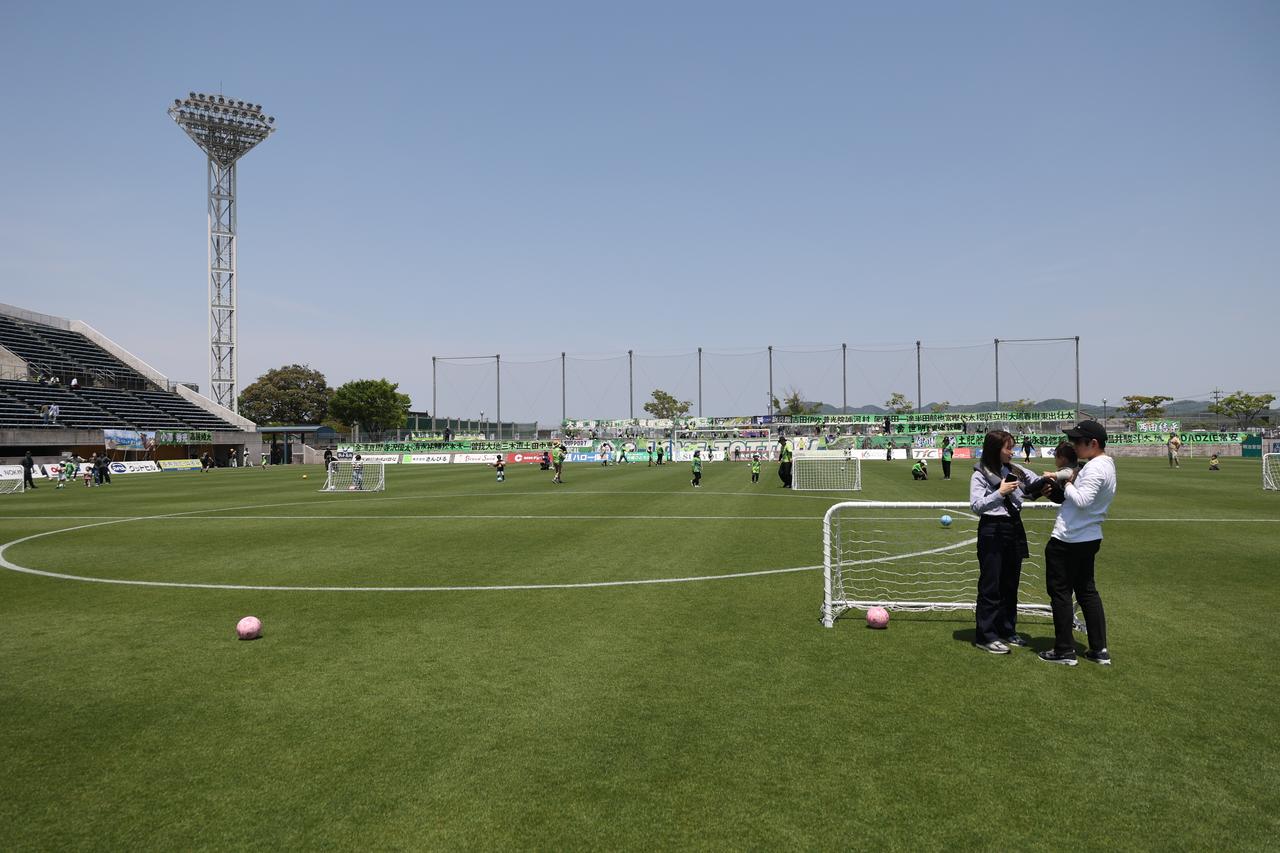 画像 : 1番目の画像 - 【写真】試合前のイベント『家族でピッチの上で遊ぼう！』では家族連れが楽しくボールを蹴った。鳥取のクラブアンバサダー・長谷川アーリアジャスール氏の姿も（写真◎石倉利英） - サッカーマガジンWEB