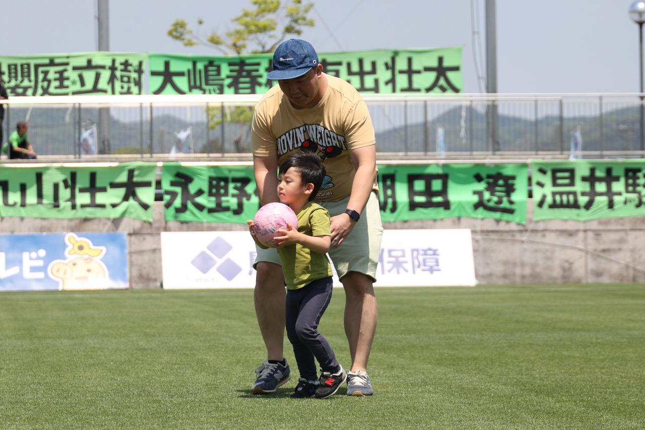 画像 : 3番目の画像 - 【写真】試合前のイベント『家族でピッチの上で遊ぼう！』では家族連れが楽しくボールを蹴った。鳥取のクラブアンバサダー・長谷川アーリアジャスール氏の姿も（写真◎石倉利英） - サッカーマガジンWEB