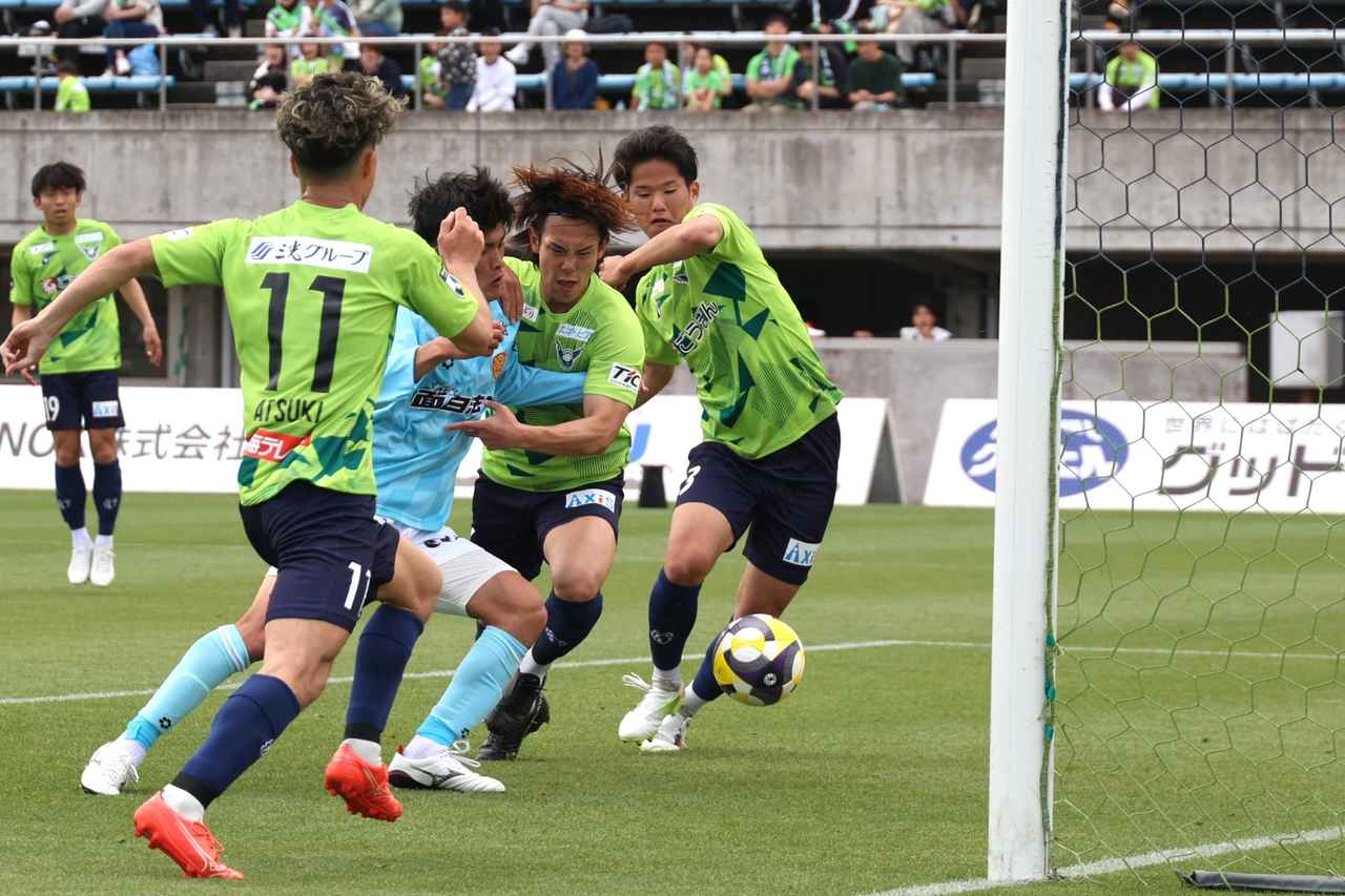 画像 : 2番目の画像 - 【写真】永野のスーパークリアの連続写真。詰めてくる敵とブロックする味方に当たらないように、左足で上に向けてクリアした（写真◎石倉利英） - サッカーマガジンWEB