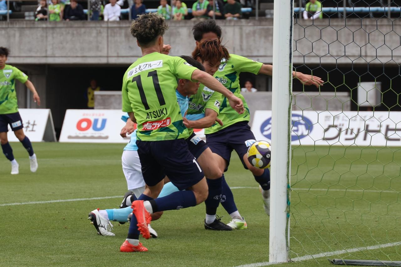 画像 : 4番目の画像 - 【写真】永野のスーパークリアの連続写真。詰めてくる敵とブロックする味方に当たらないように、左足で上に向けてクリアした(写真◎石倉利英) - サッカーマガジンWEB