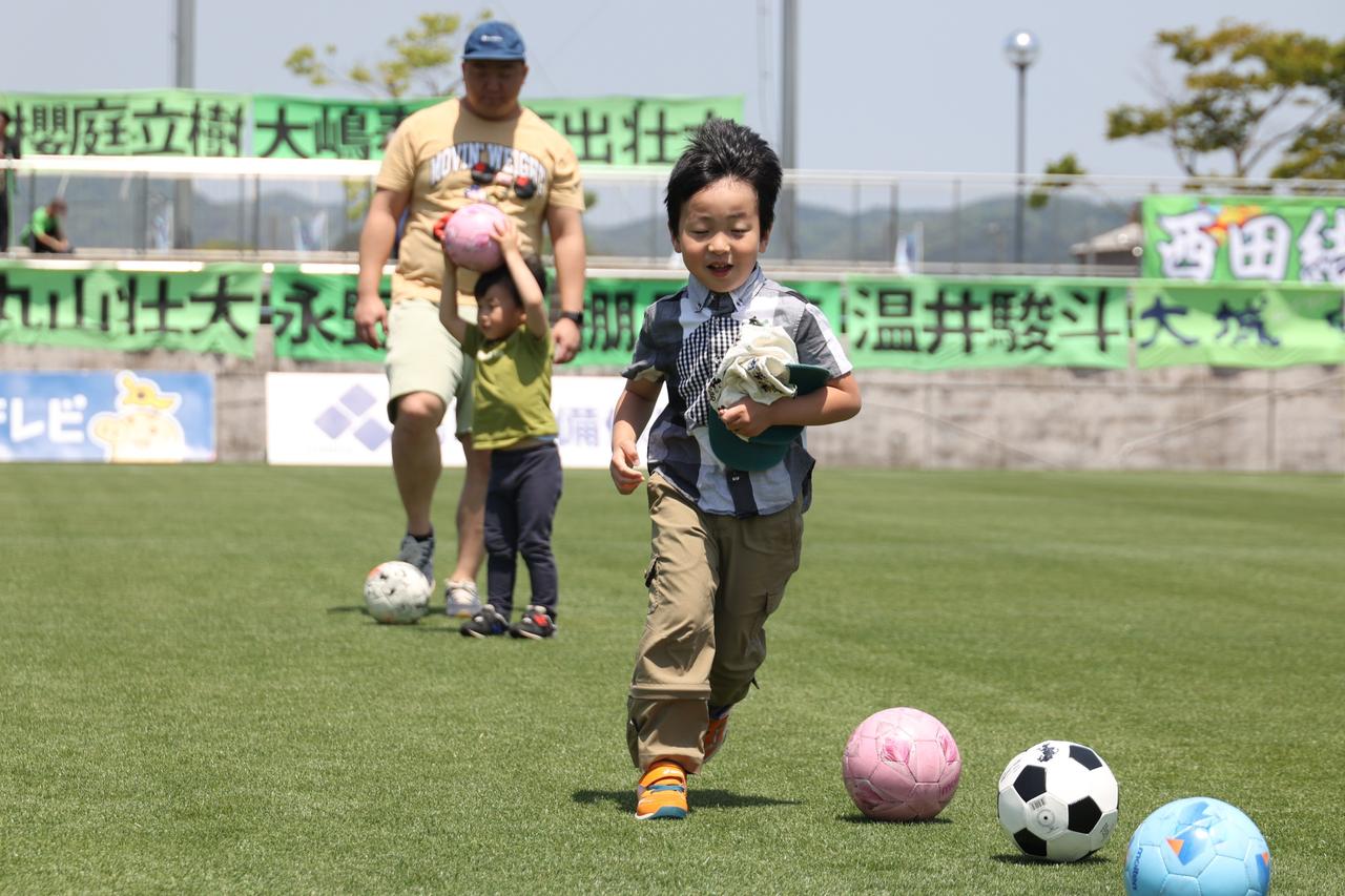画像 : 2番目の画像 - 【写真】試合前のイベント『家族でピッチの上で遊ぼう！』では家族連れが楽しくボールを蹴った。鳥取のクラブアンバサダー・長谷川アーリアジャスール氏の姿も（写真◎石倉利英） - サッカーマガジンWEB