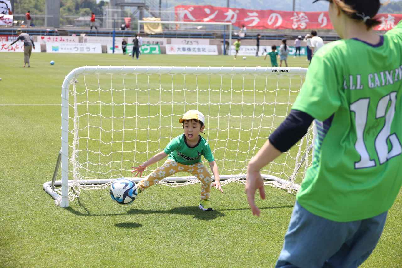画像 : 4番目の画像 - 【写真】試合前のイベント『家族でピッチの上で遊ぼう！』では家族連れが楽しくボールを蹴った。鳥取のクラブアンバサダー・長谷川アーリアジャスール氏の姿も（写真◎石倉利英） - サッカーマガジンWEB
