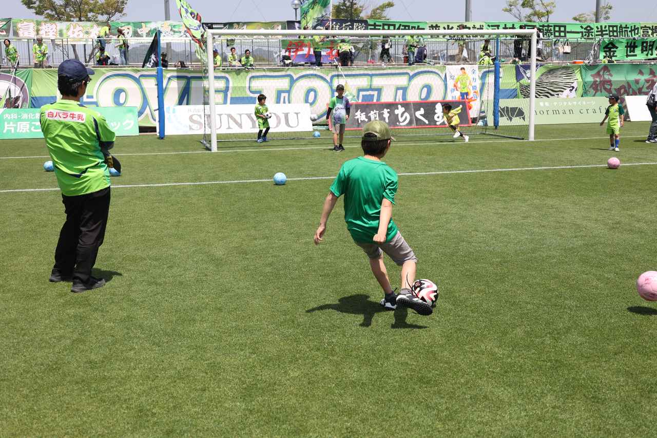 画像 : 5番目の画像 - 【写真】試合前のイベント『家族でピッチの上で遊ぼう！』では家族連れが楽しくボールを蹴った。鳥取のクラブアンバサダー・長谷川アーリアジャスール氏の姿も（写真◎石倉利英） - サッカーマガジンWEB