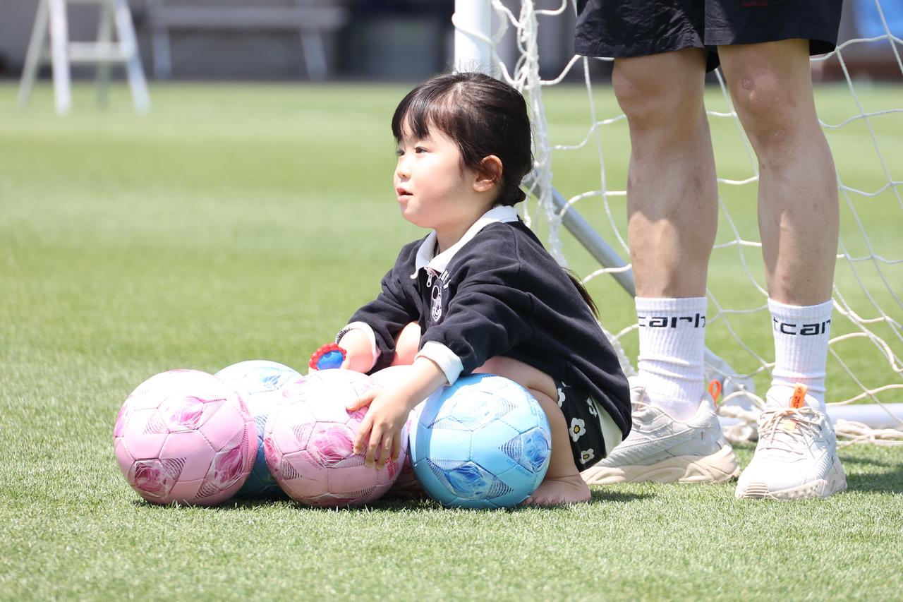 画像 : 7番目の画像 - 【写真】試合前のイベント『家族でピッチの上で遊ぼう！』では家族連れが楽しくボールを蹴った。鳥取のクラブアンバサダー・長谷川アーリアジャスール氏の姿も（写真◎石倉利英） - サッカーマガジンWEB