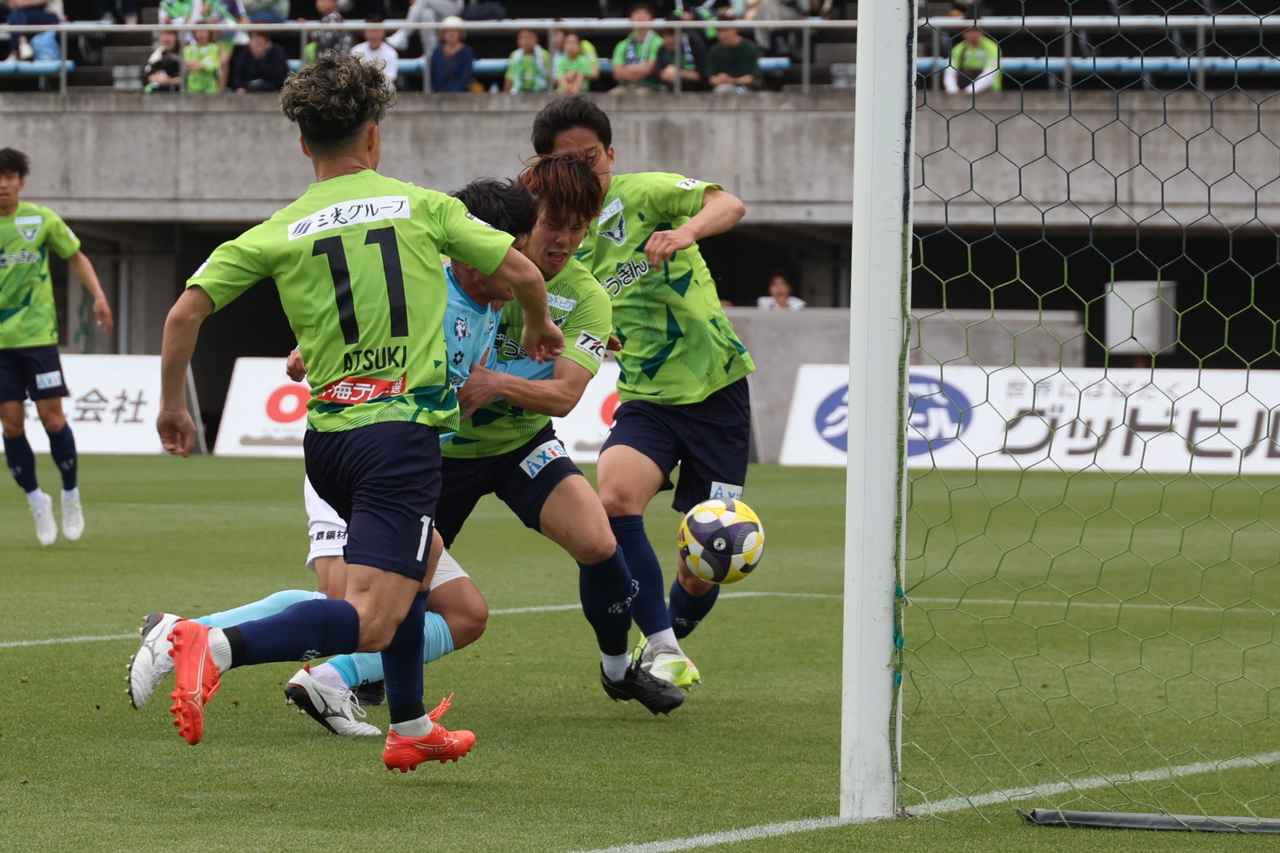 画像 : 3番目の画像 - 【写真】永野のスーパークリアの連続写真。詰めてくる敵とブロックする味方に当たらないように、左足で上に向けてクリアした（写真◎石倉利英） - サッカーマガジンWEB