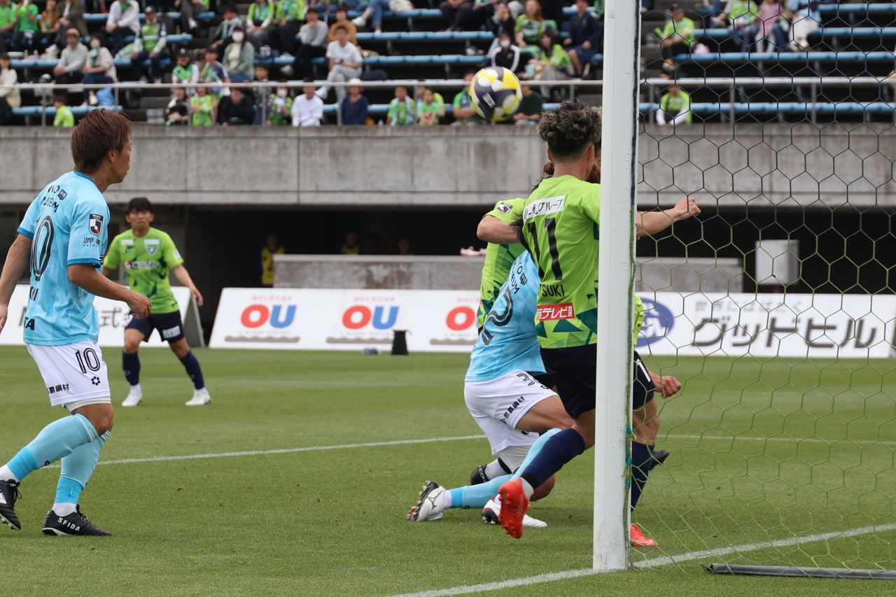 画像 : 6番目の画像 - 【写真】永野のスーパークリアの連続写真。詰めてくる敵とブロックする味方に当たらないように、左足で上に向けてクリアした（写真◎石倉利英） - サッカーマガジンWEB