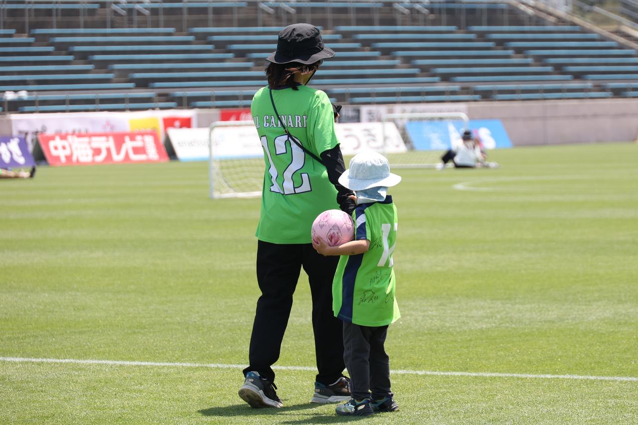 画像 : 6番目の画像 - 【写真】試合前のイベント『家族でピッチの上で遊ぼう！』では家族連れが楽しくボールを蹴った。鳥取のクラブアンバサダー・長谷川アーリアジャスール氏の姿も（写真◎石倉利英） - サッカーマガジンWEB