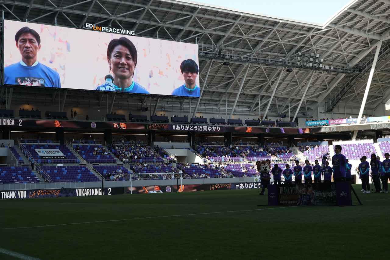 画像 : 7番目の画像 - 【写真】愛犬とともに現役ホーム最終戦のピッチに向かい、56分までプレーした近賀。試合後のセレモニーでは両親、なでしこジャパン世界一メンバーなどが花束贈呈で登場した（写真◎石倉利英） - サッカーマガジンWEB