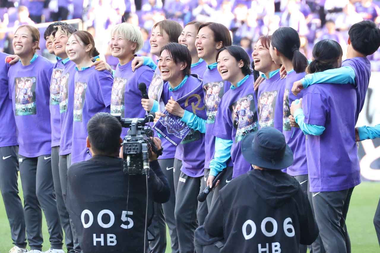 画像 : 14番目の画像 - 【写真】愛犬とともに現役ホーム最終戦のピッチに向かい、56分までプレーした近賀。試合後のセレモニーでは両親、なでしこジャパン世界一メンバーなどが花束贈呈で登場した（写真◎石倉利英） - サッカーマガジンWEB