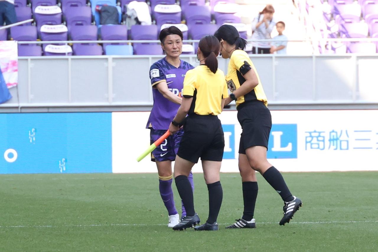 画像 : 3番目の画像 - 【写真】愛犬とともに現役ホーム最終戦のピッチに向かい、56分までプレーした近賀。試合後のセレモニーでは両親、なでしこジャパン世界一メンバーなどが花束贈呈で登場した（写真◎石倉利英） - サッカーマガジンWEB