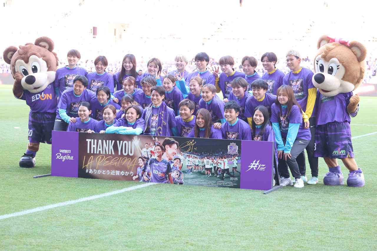 画像 : 11番目の画像 - 【写真】愛犬とともに現役ホーム最終戦のピッチに向かい、56分までプレーした近賀。試合後のセレモニーでは両親、なでしこジャパン世界一メンバーなどが花束贈呈で登場した（写真◎石倉利英） - サッカーマガジンWEB