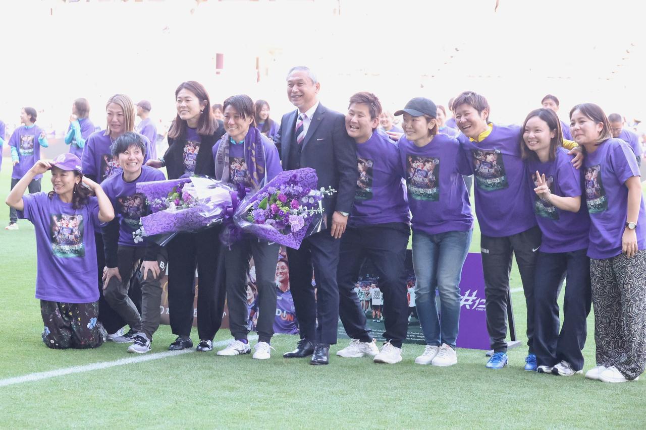 画像 : 10番目の画像 - 【写真】愛犬とともに現役ホーム最終戦のピッチに向かい、56分までプレーした近賀。試合後のセレモニーでは両親、なでしこジャパン世界一メンバーなどが花束贈呈で登場した（写真◎石倉利英） - サッカーマガジンWEB