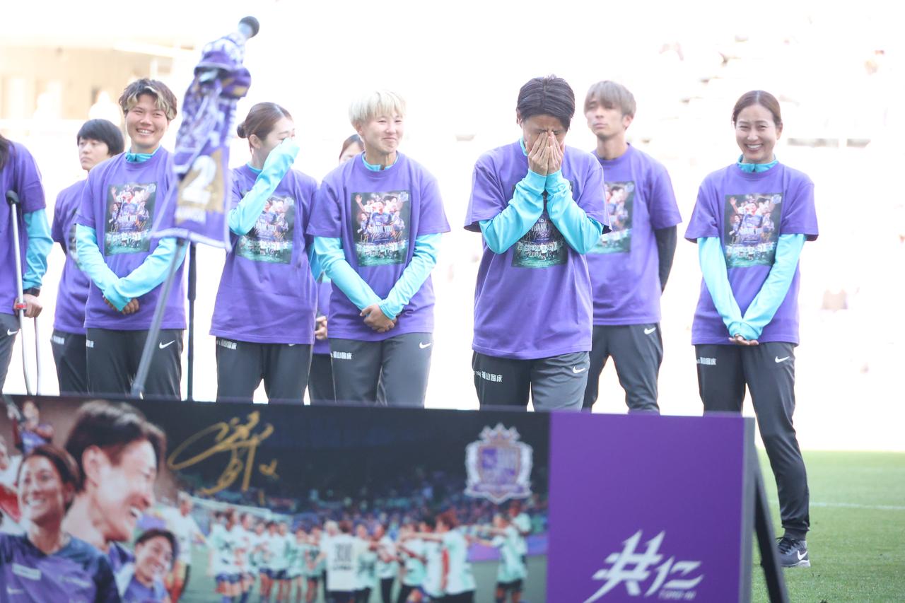 画像 : 6番目の画像 - 【写真】愛犬とともに現役ホーム最終戦のピッチに向かい、56分までプレーした近賀。試合後のセレモニーでは両親、なでしこジャパン世界一メンバーなどが花束贈呈で登場した（写真◎石倉利英） - サッカーマガジンWEB