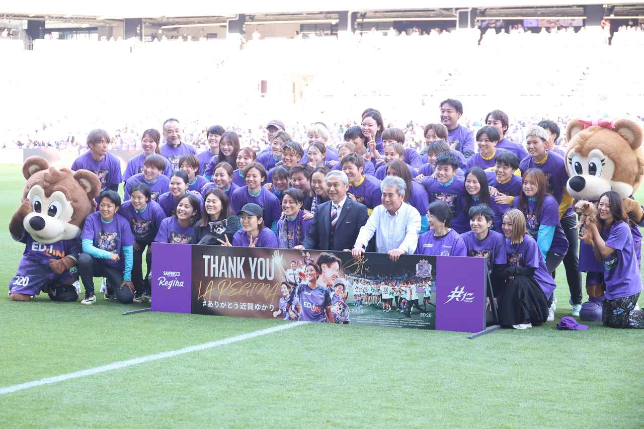 画像 : 12番目の画像 - 【写真】愛犬とともに現役ホーム最終戦のピッチに向かい、56分までプレーした近賀。試合後のセレモニーでは両親、なでしこジャパン世界一メンバーなどが花束贈呈で登場した（写真◎石倉利英） - サッカーマガジンWEB