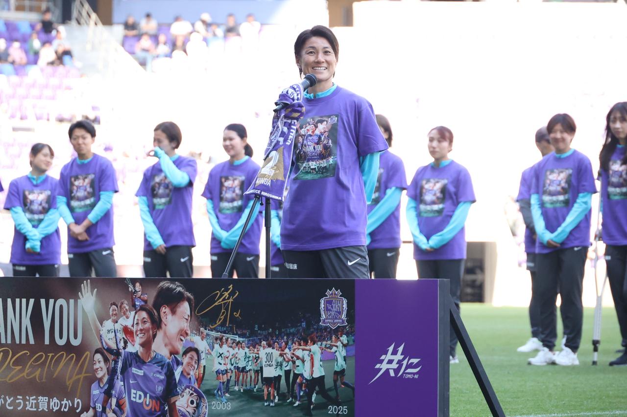 画像 : 8番目の画像 - 【写真】愛犬とともに現役ホーム最終戦のピッチに向かい、56分までプレーした近賀。試合後のセレモニーでは両親、なでしこジャパン世界一メンバーなどが花束贈呈で登場した（写真◎石倉利英） - サッカーマガジンWEB