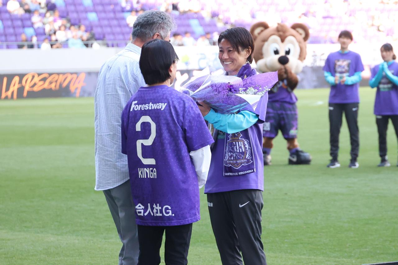 画像 : 9番目の画像 - 【写真】愛犬とともに現役ホーム最終戦のピッチに向かい、56分までプレーした近賀。試合後のセレモニーでは両親、なでしこジャパン世界一メンバーなどが花束贈呈で登場した（写真◎石倉利英） - サッカーマガジンWEB