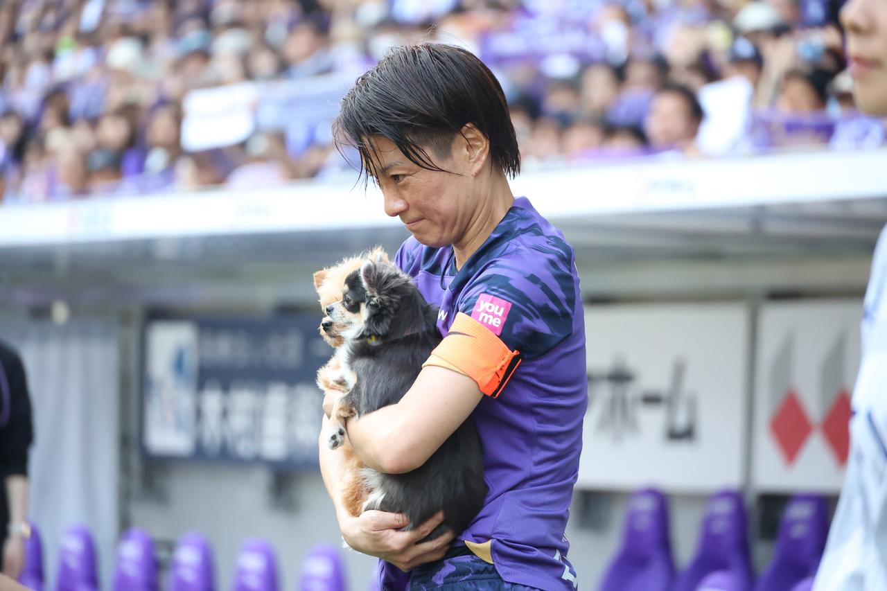 画像 : 1番目の画像 - 【写真】愛犬とともに現役ホーム最終戦のピッチに向かい、56分までプレーした近賀。試合後のセレモニーでは両親、なでしこジャパン世界一メンバーなどが花束贈呈で登場した（写真◎石倉利英） - サッカーマガジンWEB