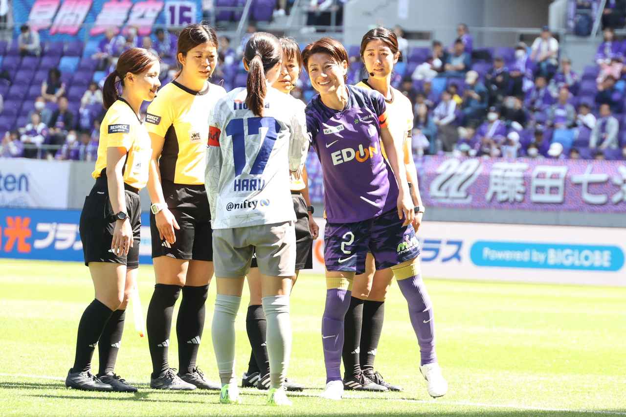 画像 : 2番目の画像 - 【写真】愛犬とともに現役ホーム最終戦のピッチに向かい、56分までプレーした近賀。試合後のセレモニーでは両親、なでしこジャパン世界一メンバーなどが花束贈呈で登場した（写真◎石倉利英） - サッカーマガジンWEB