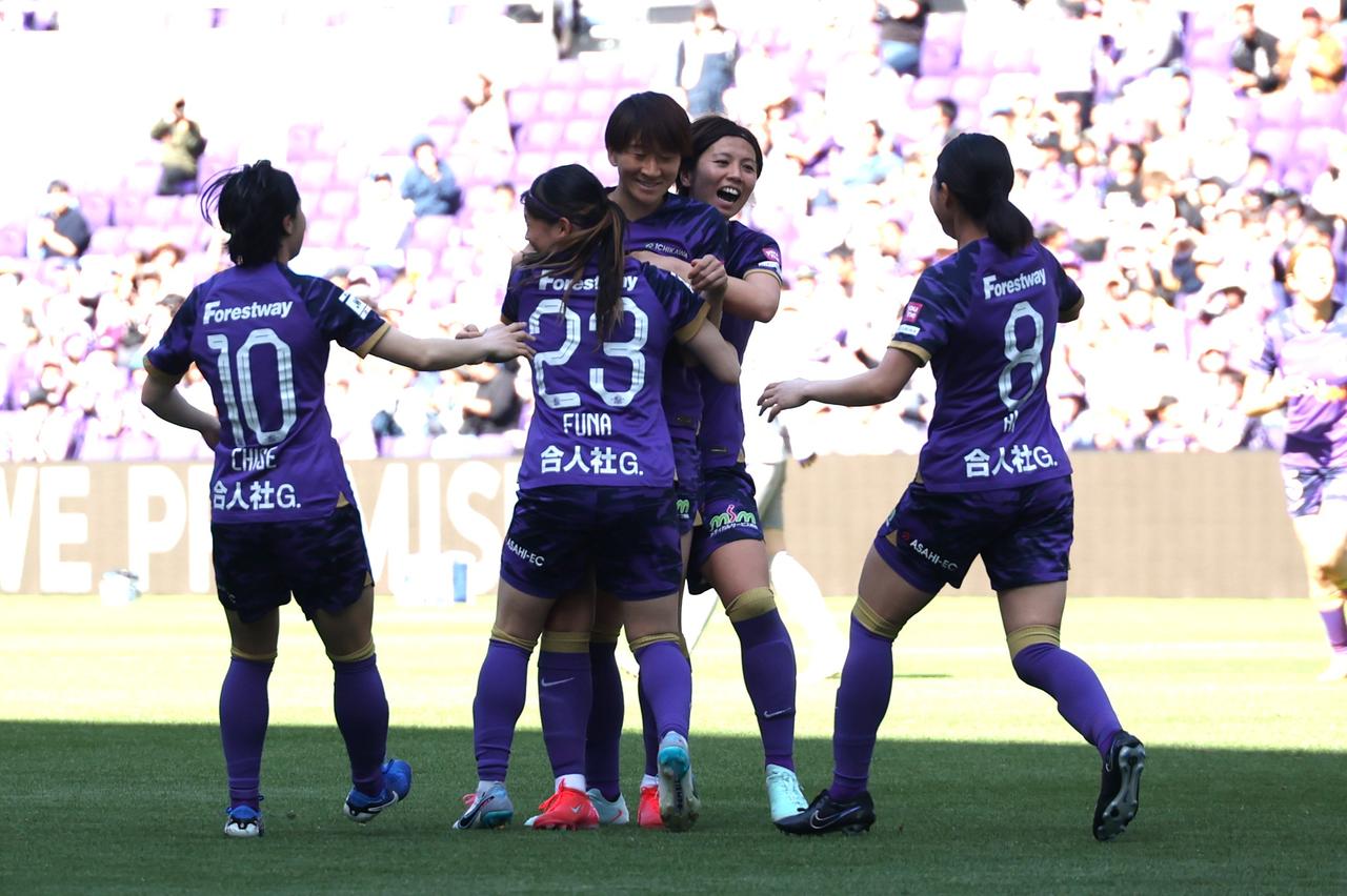 画像 : 5番目の画像 - 【写真】愛犬とともに現役ホーム最終戦のピッチに向かい、56分までプレーした近賀。試合後のセレモニーでは両親、なでしこジャパン世界一メンバーなどが花束贈呈で登場した（写真◎石倉利英） - サッカーマガジンWEB