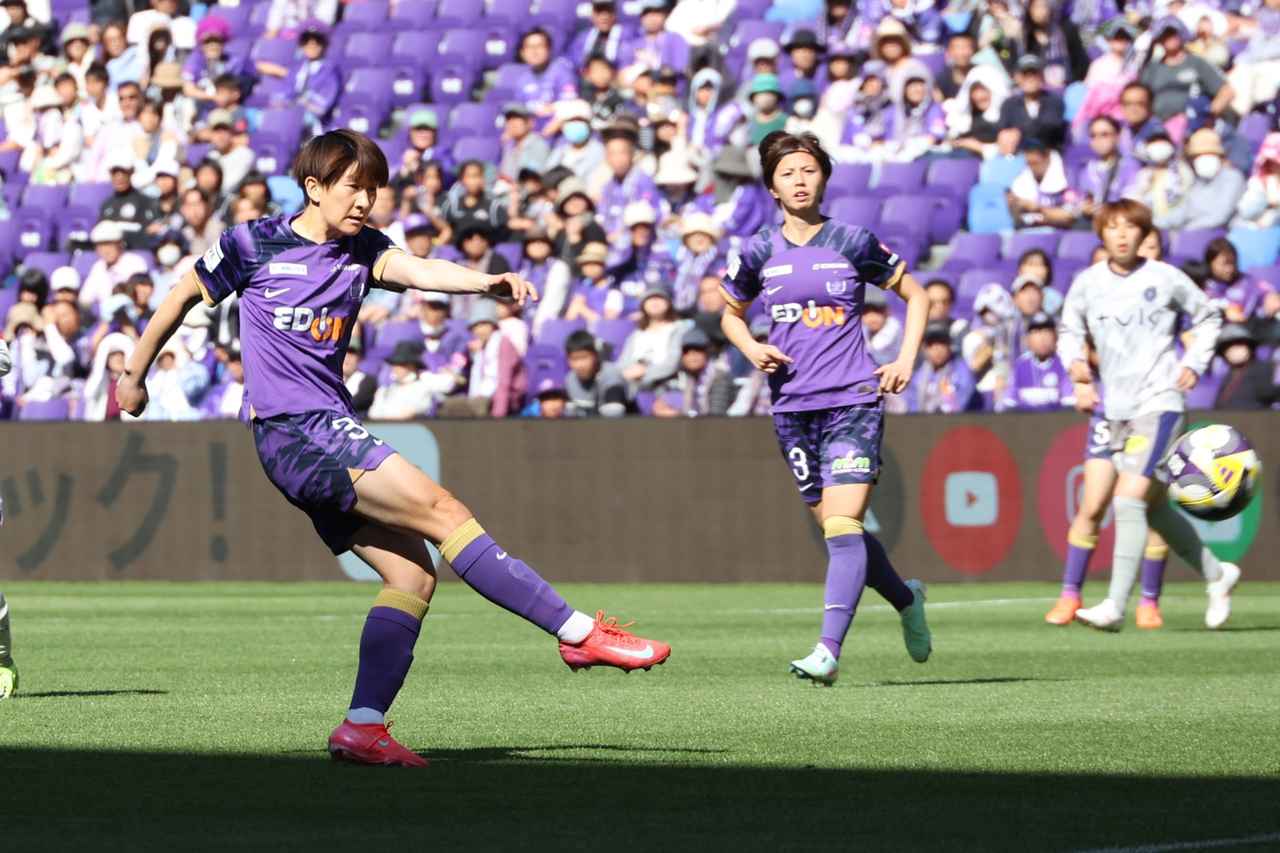 画像 : 4番目の画像 - 【写真】愛犬とともに現役ホーム最終戦のピッチに向かい、56分までプレーした近賀。試合後のセレモニーでは両親、なでしこジャパン世界一メンバーなどが花束贈呈で登場した（写真◎石倉利英） - サッカーマガジンWEB