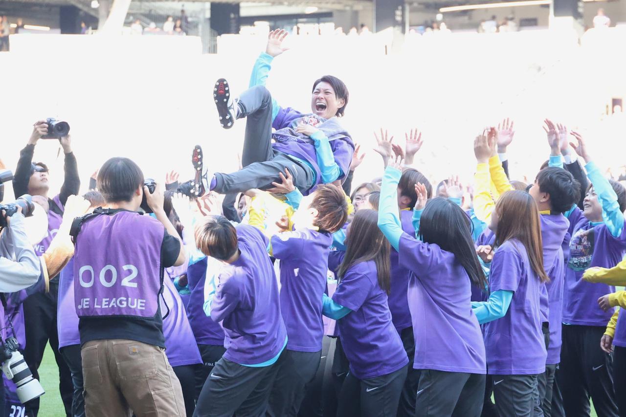 画像 : 13番目の画像 - 【写真】愛犬とともに現役ホーム最終戦のピッチに向かい、56分までプレーした近賀。試合後のセレモニーでは両親、なでしこジャパン世界一メンバーなどが花束贈呈で登場した（写真◎石倉利英） - サッカーマガジンWEB