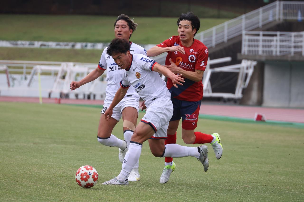 画像 : 2番目の画像 - 【写真】細かい雨が降る時間帯もある中で、ギラヴァンツ北九州がベルガロッソいわみを下して2回戦へ(写真◎石倉利英) - サッカーマガジンWEB
