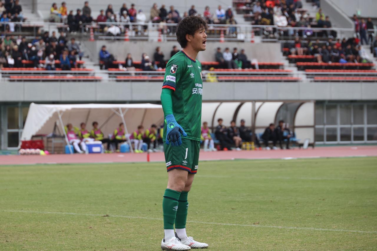 画像 : 2番目の画像 - 【写真】今季公式戦で初めてピッチに立った伊藤。ピンチでも落ち着いたセーブを見せるなど1点差の勝利に貢献した（写真◎石倉利英） - サッカーマガジンWEB