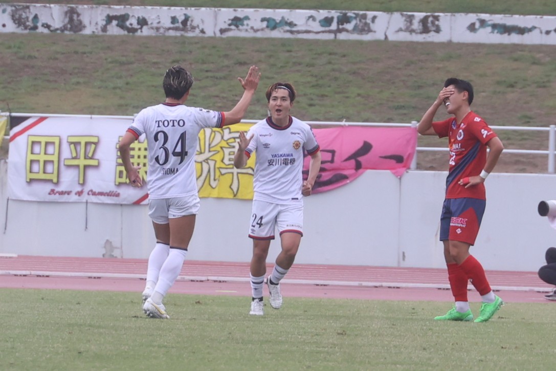 画像 : 4番目の画像 - 【写真】細かい雨が降る時間帯もある中で、ギラヴァンツ北九州がベルガロッソいわみを下して2回戦へ（写真◎石倉利英） - サッカーマガジンWEB