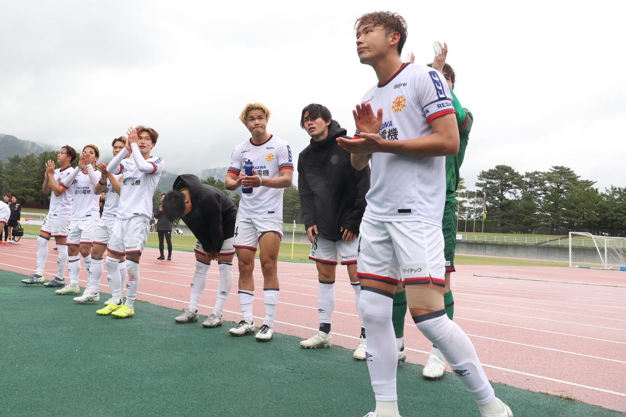 画像 : 8番目の画像 - 【写真】細かい雨が降る時間帯もある中で、ギラヴァンツ北九州がベルガロッソいわみを下して2回戦へ(写真◎石倉利英) - サッカーマガジンWEB