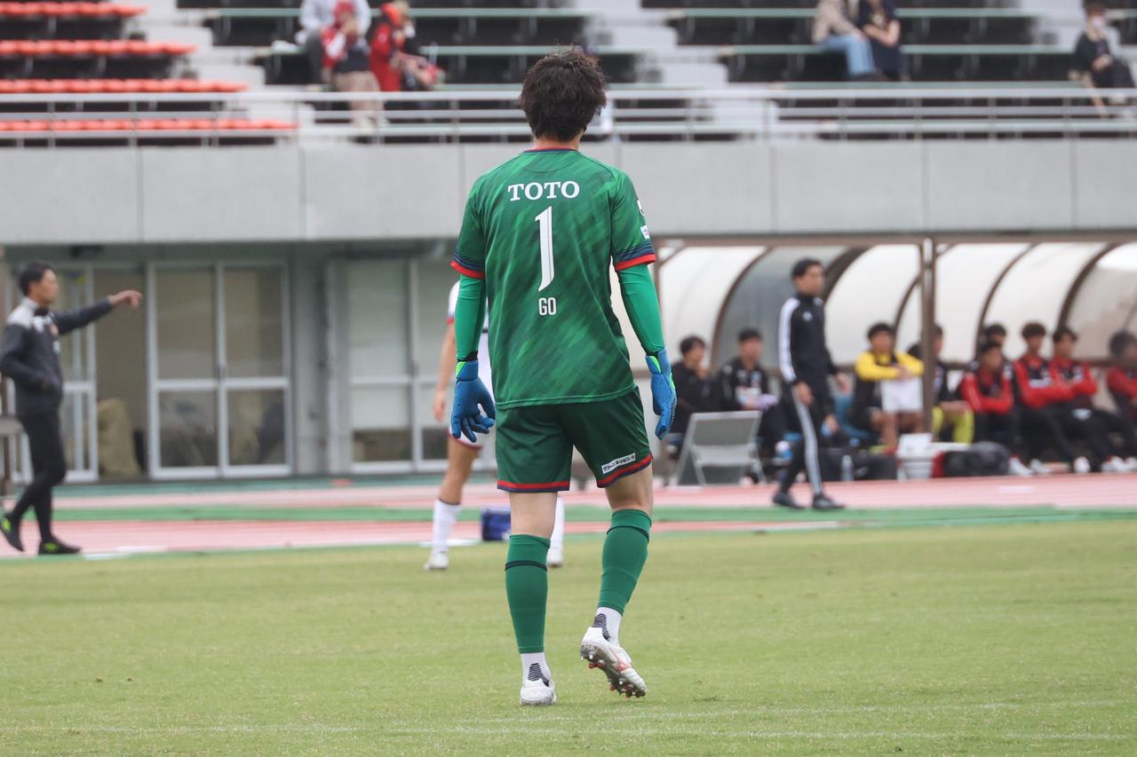 画像 : 1番目の画像 - 【写真】今季公式戦で初めてピッチに立った伊藤。ピンチでも落ち着いたセーブを見せるなど1点差の勝利に貢献した（写真◎石倉利英） - サッカーマガジンWEB