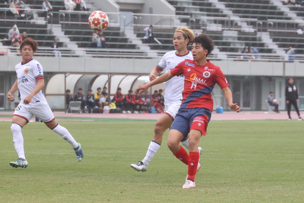画像 : 5番目の画像 - 【写真】細かい雨が降る時間帯もある中で、ギラヴァンツ北九州がベルガロッソいわみを下して2回戦へ（写真◎石倉利英） - サッカーマガジンWEB