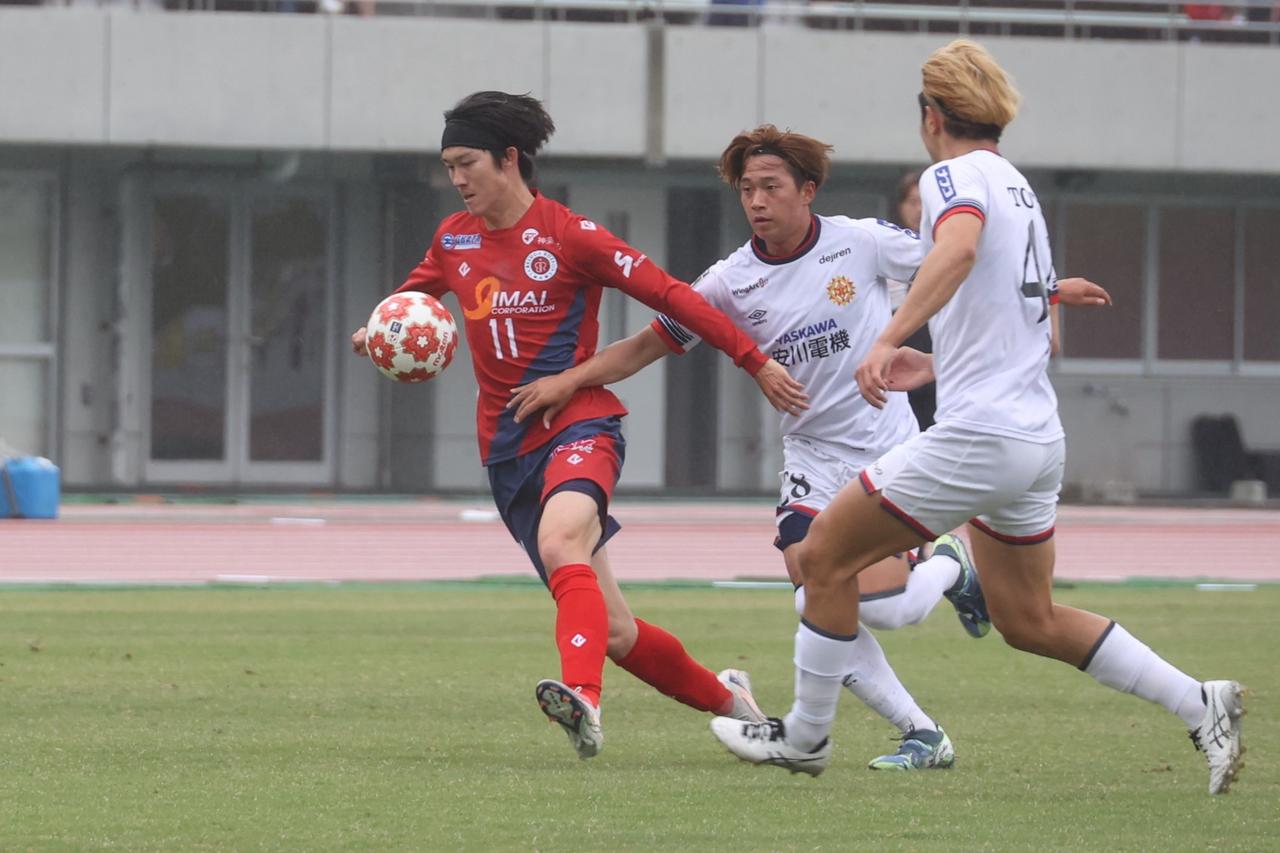 画像 : 3番目の画像 - 【写真】細かい雨が降る時間帯もある中で、ギラヴァンツ北九州がベルガロッソいわみを下して2回戦へ（写真◎石倉利英） - サッカーマガジンWEB