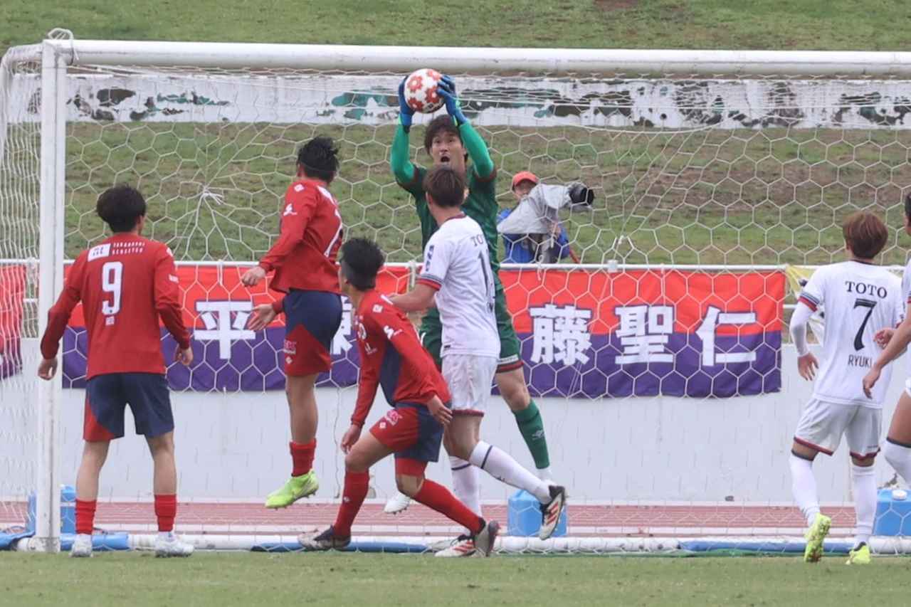 画像 : 3番目の画像 - 【写真】今季公式戦で初めてピッチに立った伊藤。ピンチでも落ち着いたセーブを見せるなど1点差の勝利に貢献した（写真◎石倉利英） - サッカーマガジンWEB