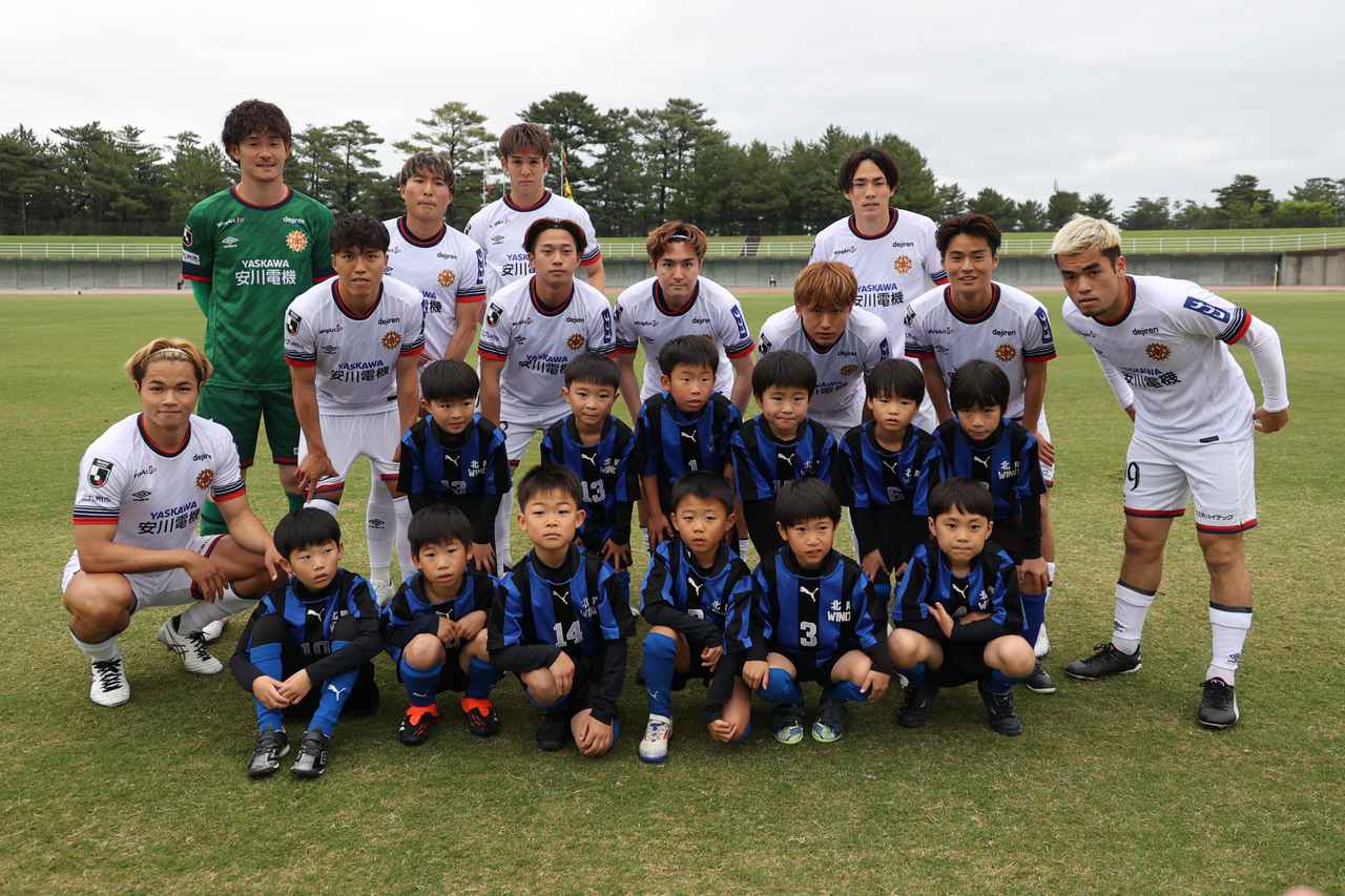 画像 : 1番目の画像 - 【写真】細かい雨が降る時間帯もある中で、ギラヴァンツ北九州がベルガロッソいわみを下して2回戦へ（写真◎石倉利英） - サッカーマガジンWEB