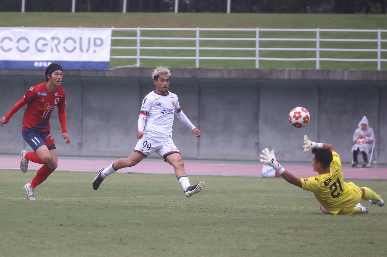 画像 : 6番目の画像 - 【写真】細かい雨が降る時間帯もある中で、ギラヴァンツ北九州がベルガロッソいわみを下して2回戦へ（写真◎石倉利英） - サッカーマガジンWEB