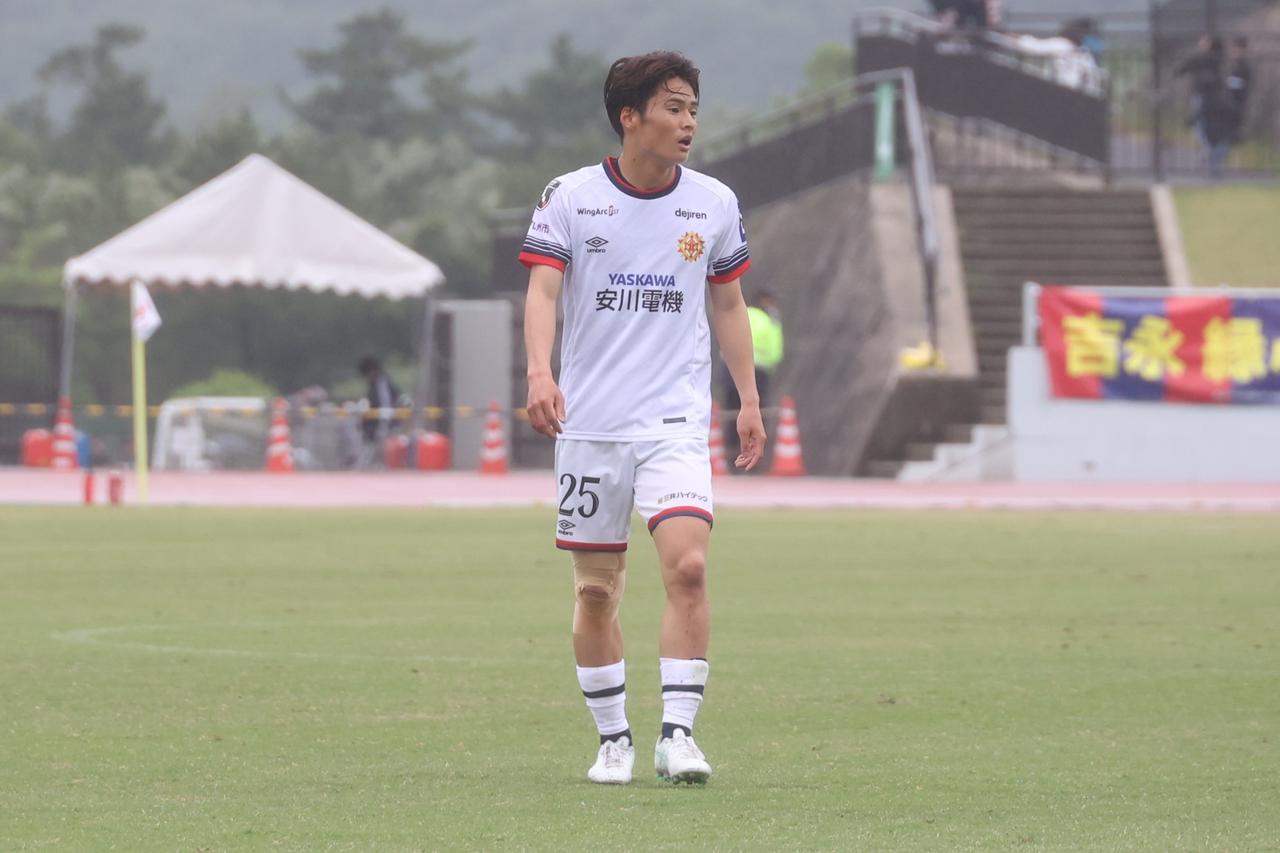 画像 : 2番目の画像 - 【写真】昨季途中から育成型期限付き移籍でプレーした古巣、ベルガロッソいわみ戦に先発出場した坪郷。69分までプレーした(写真◎石倉利英) - サッカーマガジンWEB
