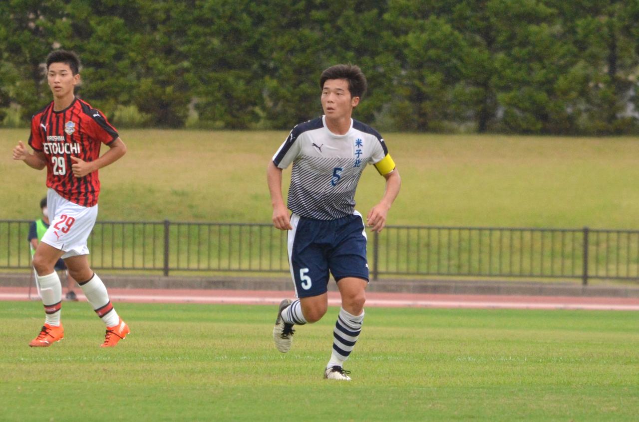 画像 : 2番目の画像 - 【写真】米子北高3年時はキャプテンを務め、高校選手権予選決勝ではハットトリックの活躍を見せた林。ベルガロッソいわみでの貢献を期している（写真◎石倉利英） - サッカーマガジンWEB