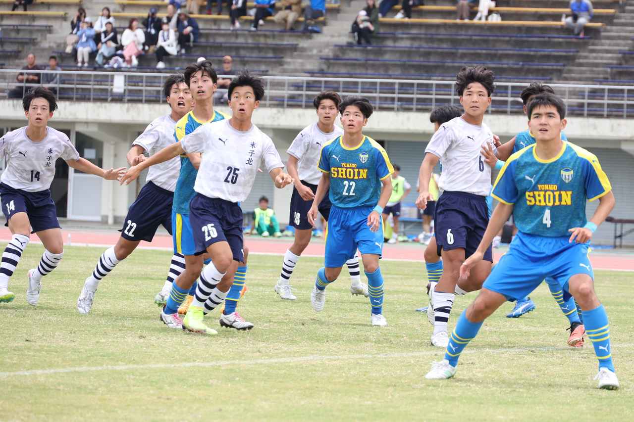 画像 : 10番目の画像 - 【写真】米子北高(白)と米子松蔭高(青)、鳥取城北高(青)と境高(黄)が対戦したインターハイ鳥取県男子準決勝と、鳥取城北高(赤)と鳥取東高(紫)が対戦した女子決勝(写真◎石倉利英) - サッカーマガジンWEB