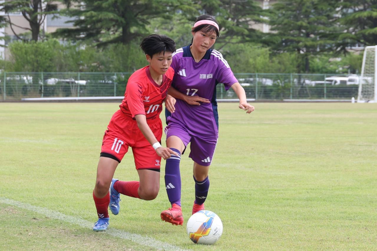 画像 : 24番目の画像 - 【写真】米子北高（白）と米子松蔭高（青）、鳥取城北高（青）と境高（黄）が対戦したインターハイ鳥取県男子準決勝と、鳥取城北高（赤）と鳥取東高（紫）が対戦した女子決勝（写真◎石倉利英） - サッカーマガジンWEB