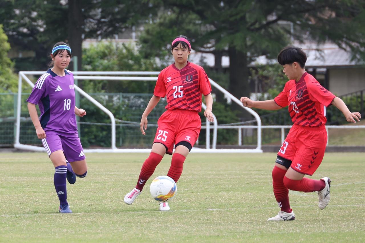 画像 : 22番目の画像 - 【写真】米子北高（白）と米子松蔭高（青）、鳥取城北高（青）と境高（黄）が対戦したインターハイ鳥取県男子準決勝と、鳥取城北高（赤）と鳥取東高（紫）が対戦した女子決勝（写真◎石倉利英） - サッカーマガジンWEB