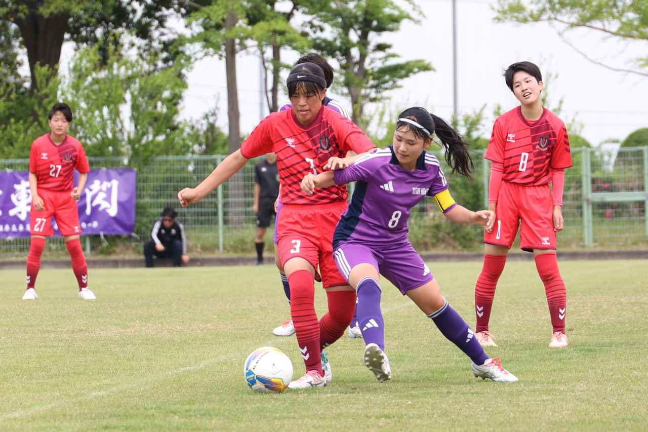 画像 : 20番目の画像 - 【写真】米子北高（白）と米子松蔭高（青）、鳥取城北高（青）と境高（黄）が対戦したインターハイ鳥取県男子準決勝と、鳥取城北高（赤）と鳥取東高（紫）が対戦した女子決勝（写真◎石倉利英） - サッカーマガジンWEB