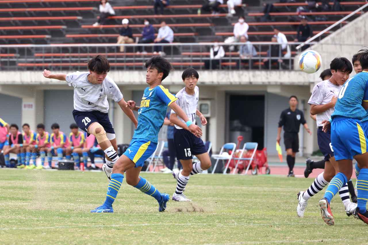 画像 : 14番目の画像 - 【写真】米子北高（白）と米子松蔭高（青）、鳥取城北高（青）と境高（黄）が対戦したインターハイ鳥取県男子準決勝と、鳥取城北高（赤）と鳥取東高（紫）が対戦した女子決勝（写真◎石倉利英） - サッカーマガジンWEB