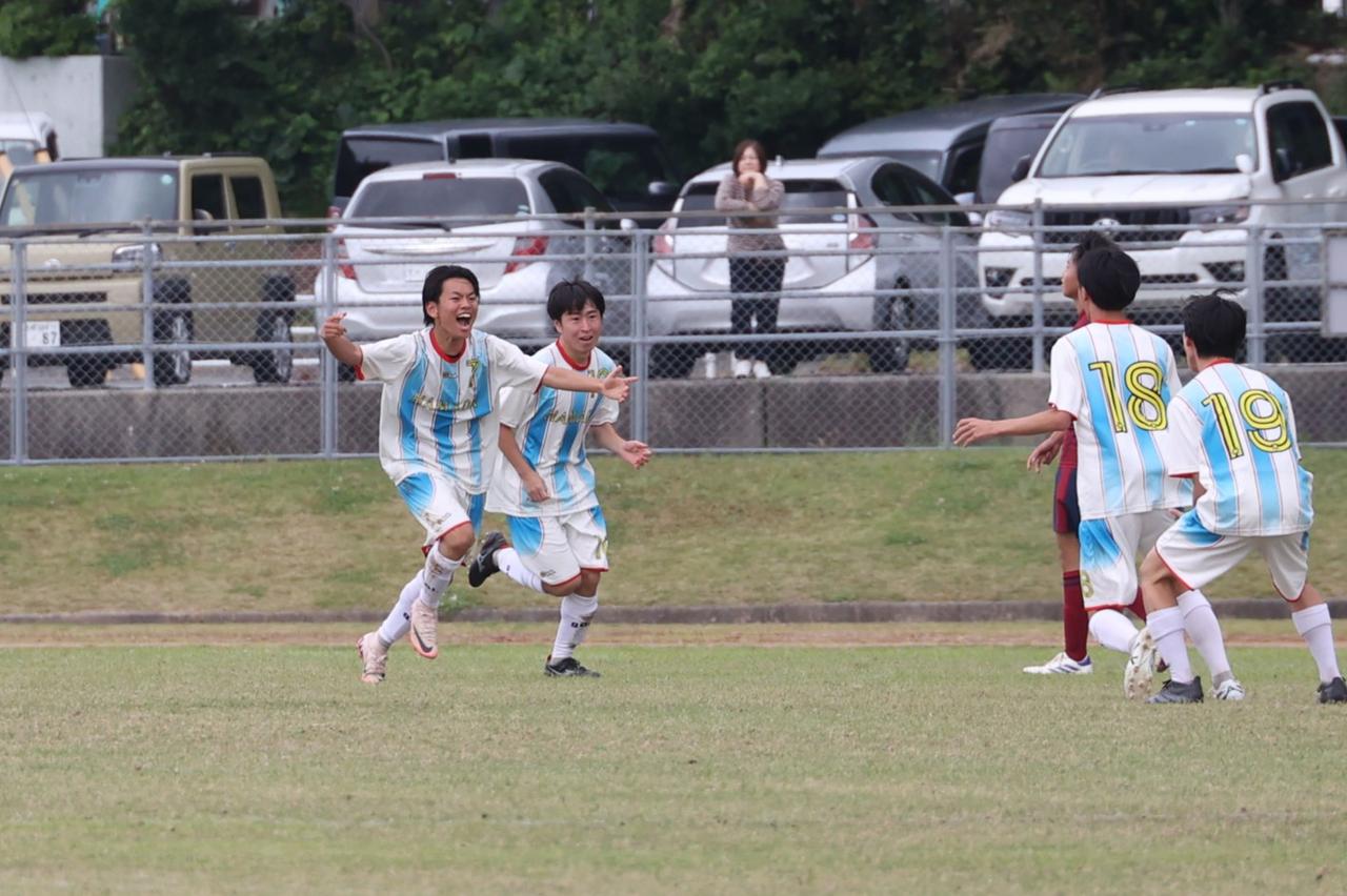 画像 : 26番目の画像 - 【写真】益田翔陽高（青）と浜田商・江津工の合同チーム（白）、出雲工業高（青）と松江農林高（白）、浜田高（白と水色）と松江北高（エンジ）が対戦したインターハイ島根県予選1回戦（写真◎石倉利英） - サッカーマガジンWEB