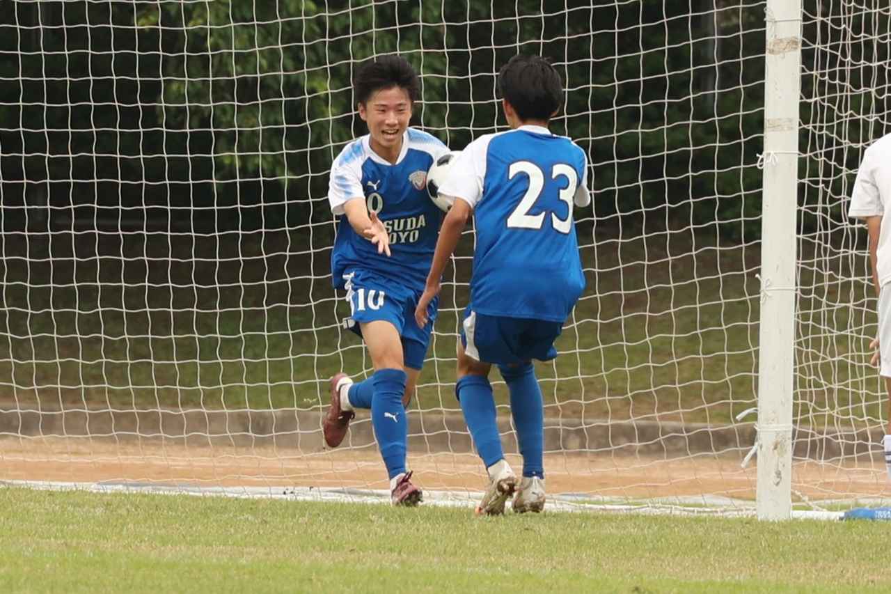 画像 : 6番目の画像 - 【写真】益田翔陽高(青)と浜田商・江津工の合同チーム(白)、出雲工業高(青)と松江農林高(白)、浜田高(白と水色)と松江北高(エンジ)が対戦したインターハイ島根県予選1回戦(写真◎石倉利英) - サッカーマガジンWEB