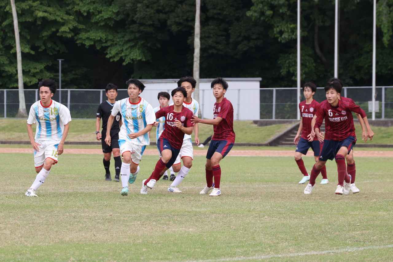 画像 : 24番目の画像 - 【写真】益田翔陽高（青）と浜田商・江津工の合同チーム（白）、出雲工業高（青）と松江農林高（白）、浜田高（白と水色）と松江北高（エンジ）が対戦したインターハイ島根県予選1回戦（写真◎石倉利英） - サッカーマガジンWEB