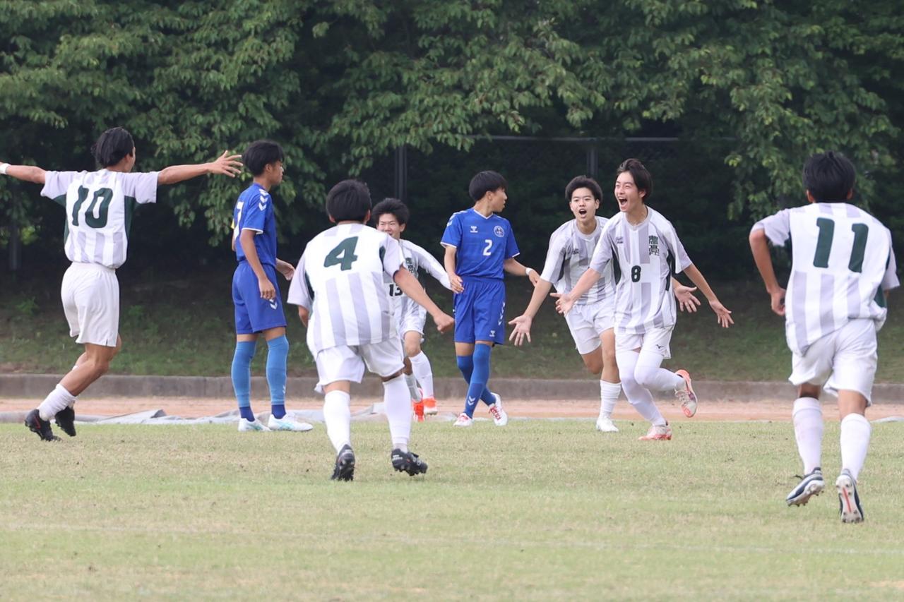 画像 : 14番目の画像 - 【写真】益田翔陽高（青）と浜田商・江津工の合同チーム（白）、出雲工業高（青）と松江農林高（白）、浜田高（白と水色）と松江北高（エンジ）が対戦したインターハイ島根県予選1回戦（写真◎石倉利英） - サッカーマガジンWEB