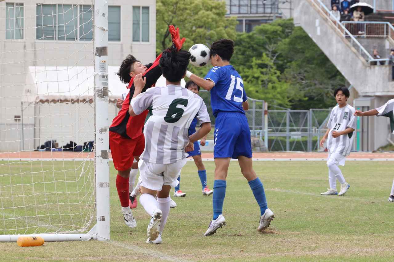 画像 : 20番目の画像 - 【写真】益田翔陽高（青）と浜田商・江津工の合同チーム（白）、出雲工業高（青）と松江農林高（白）、浜田高（白と水色）と松江北高（エンジ）が対戦したインターハイ島根県予選1回戦（写真◎石倉利英） - サッカーマガジンWEB