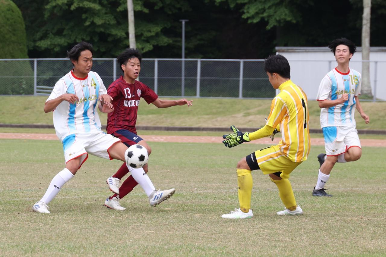 画像 : 28番目の画像 - 【写真】益田翔陽高（青）と浜田商・江津工の合同チーム（白）、出雲工業高（青）と松江農林高（白）、浜田高（白と水色）と松江北高（エンジ）が対戦したインターハイ島根県予選1回戦（写真◎石倉利英） - サッカーマガジンWEB